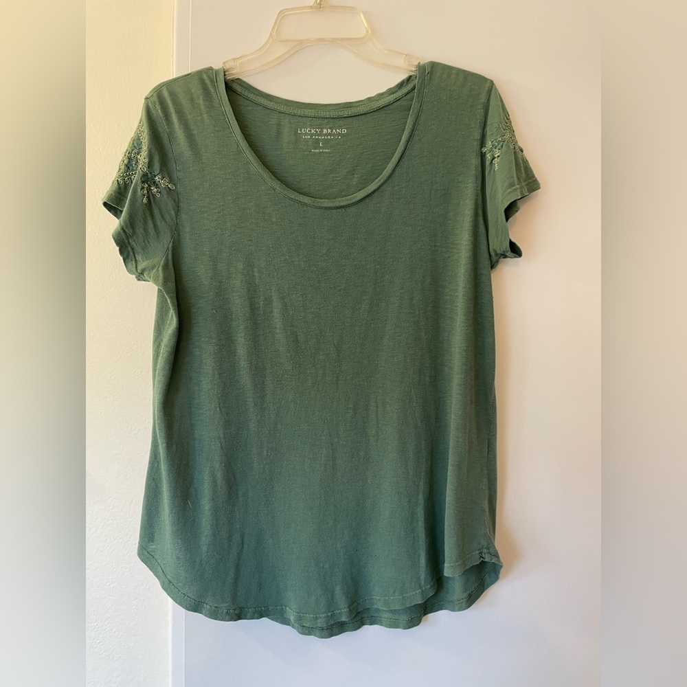 Green lucky brand t shirt